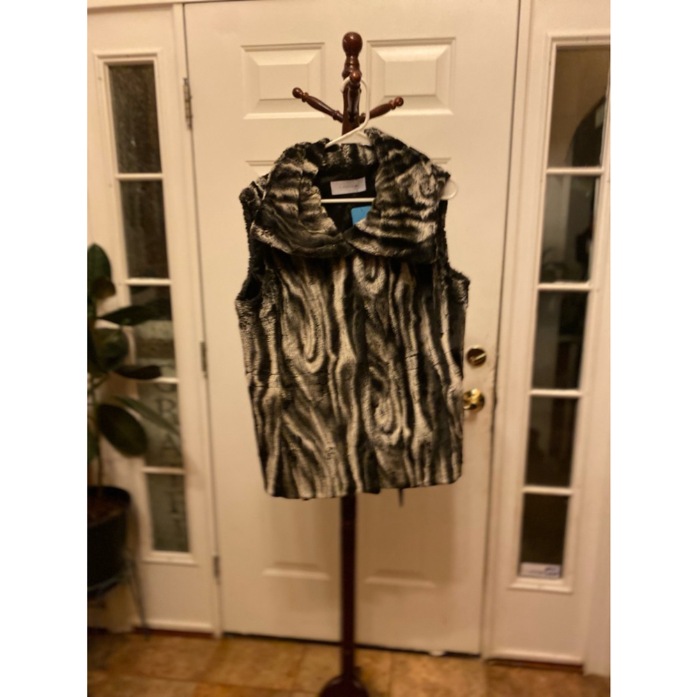 Tahari faux fur snap closure shawl collar size L